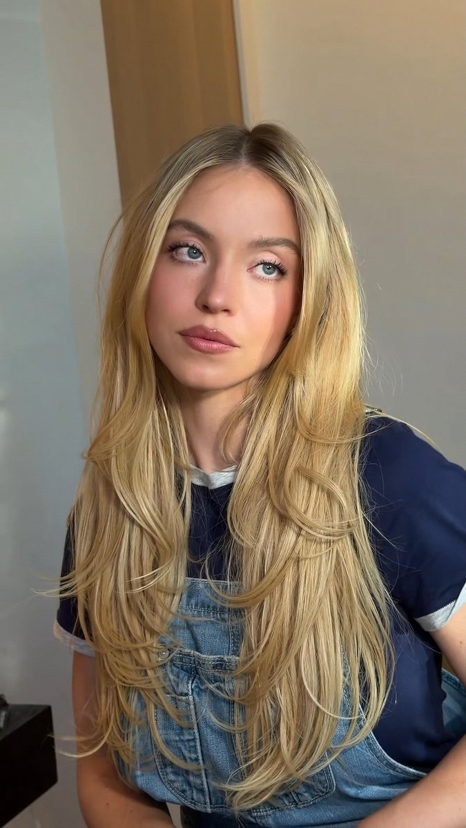 TheCinesthetic's tweet photo. Sydney Sweeney stuns in newly shared photos 📸 https://t.co/88VphOMKJL