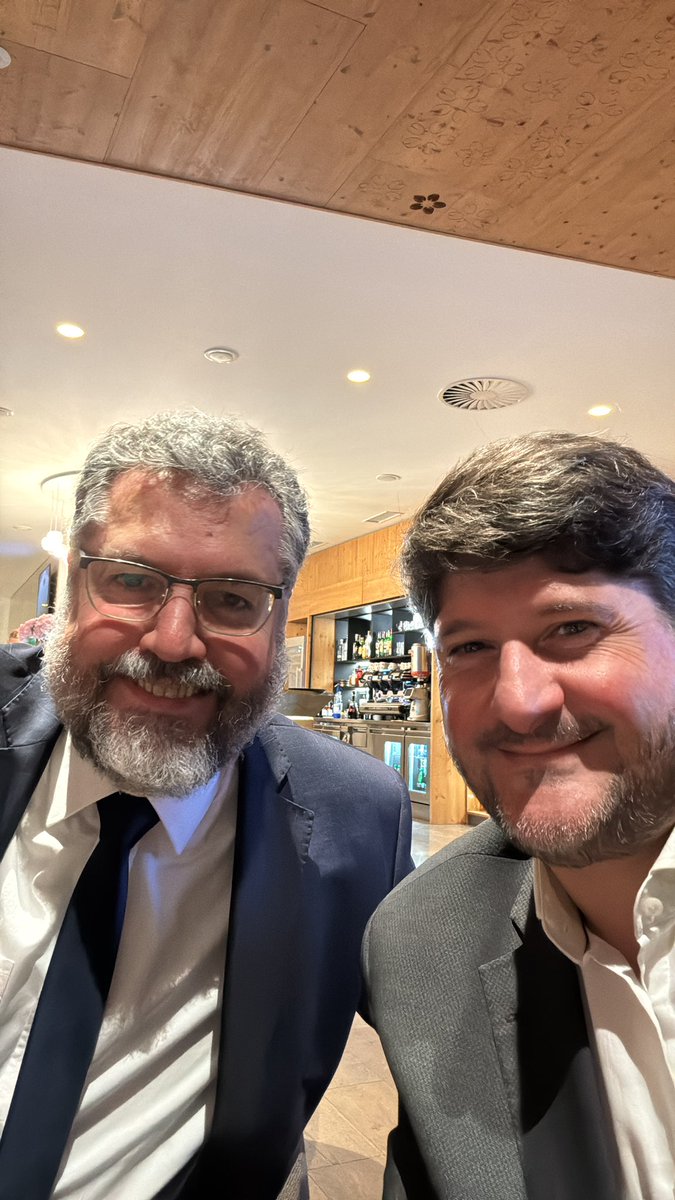 ferrerpicado's tweet photo. Todo un privilegio compartir tan productiva encuentro de trabajo y cena con el primer ministro de Eslovenia @jjansasds y equipo p/ conversar de los puntos de encuentro para estrechar relaciones entre América del Sur y Europa Central contando los avances de @JMilei junto a @MartinMatzkinLP @ernestofaraujo @penaesclusa 
Proseguirá con un Panel de expertos en América Latina en el @BledStratForum “buscando soluciones innovadoras para problemas complejos” #BSF2026 y me encantó la idea de conocer a la Argentina de @jmilei_english