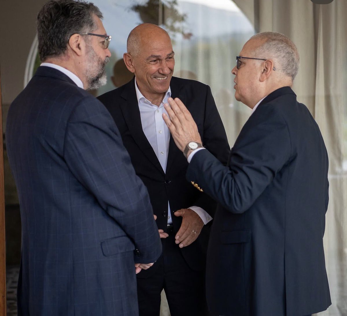 ferrerpicado's tweet photo. Todo un privilegio compartir tan productiva encuentro de trabajo y cena con el primer ministro de Eslovenia @jjansasds y equipo p/ conversar de los puntos de encuentro para estrechar relaciones entre América del Sur y Europa Central contando los avances de @JMilei junto a @MartinMatzkinLP @ernestofaraujo @penaesclusa 
Proseguirá con un Panel de expertos en América Latina en el @BledStratForum “buscando soluciones innovadoras para problemas complejos” #BSF2026 y me encantó la idea de conocer a la Argentina de @jmilei_english