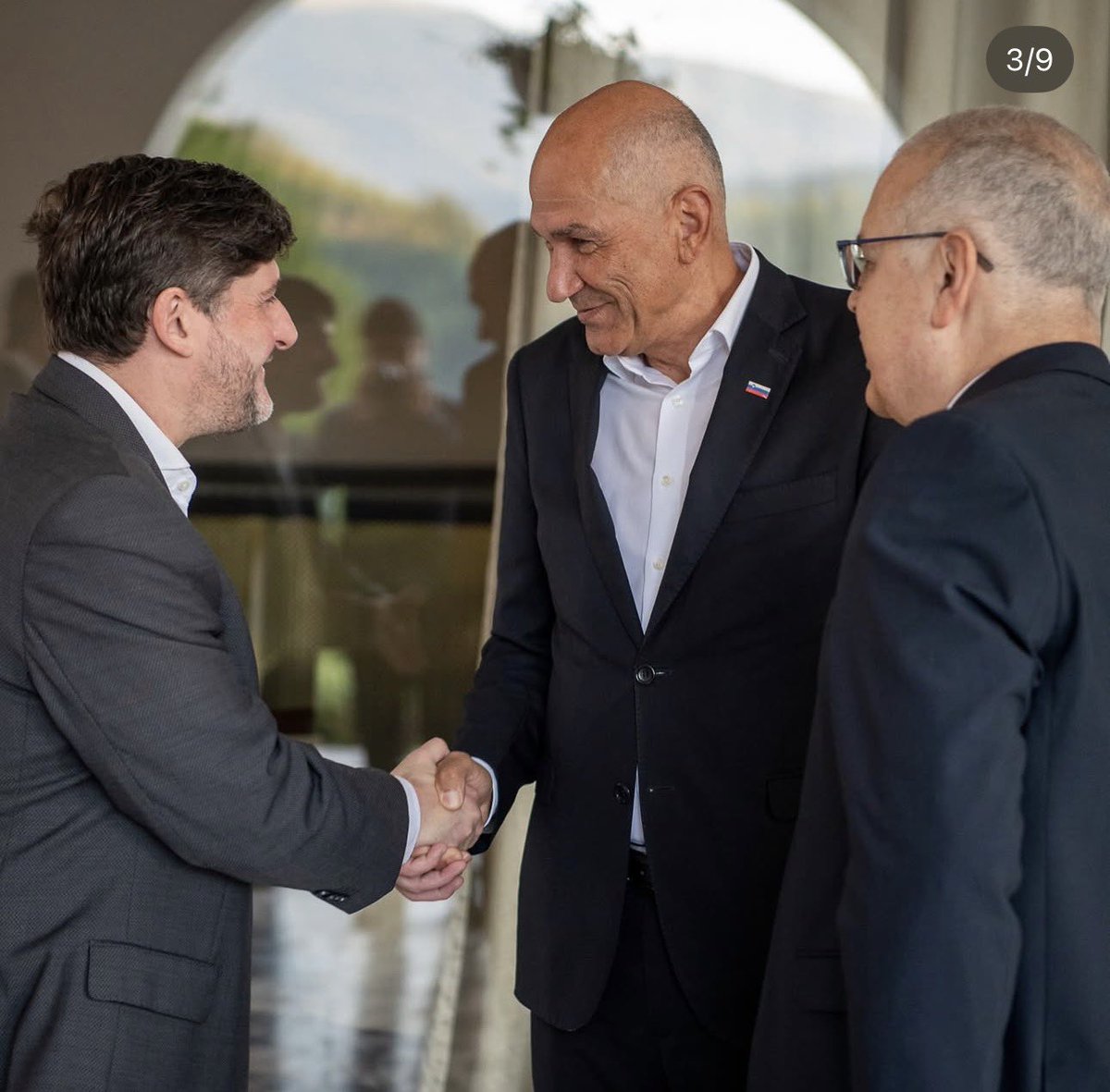 ferrerpicado's tweet photo. Todo un privilegio compartir tan productiva encuentro de trabajo y cena con el primer ministro de Eslovenia @jjansasds y equipo p/ conversar de los puntos de encuentro para estrechar relaciones entre América del Sur y Europa Central contando los avances de @JMilei junto a @MartinMatzkinLP @ernestofaraujo @penaesclusa 
Proseguirá con un Panel de expertos en América Latina en el @BledStratForum “buscando soluciones innovadoras para problemas complejos” #BSF2026 y me encantó la idea de conocer a la Argentina de @jmilei_english