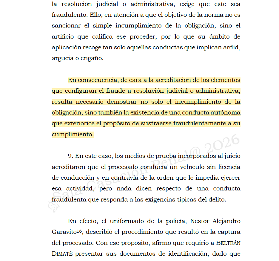 Melovides's tweet photo. ¿Te pueden condenar penalmente por manejar un vehículo con la licencia de conducción suspendida?

Un ciudadano fue sorprendido en un retén policial mientras manejaba un vehículo con la licencia de conducción suspendida. Él fue tan sincero que reconoció no tener permiso para conducir y corroboró la sanción administrativa en su contra. A pesar de eso, le iniciaron un proceso penal por el presunto delito de fraude a resolución administrativa o de policía.

Aquí viene el aspecto clave:

La configuración del delito de fraude a resolución administrativa o de policía requiere no solo el incumplimiento de la obligación, sino también el propósito de  sustraerse fraudulentamente a su cumplimiento.

Estos requisitos no se cumplieron, pues no hay duda de que incumplió la prohibición administrativa, pero no lo hizo fraudulentamente, a tal punto que corroboró la existencia de la sentencia en su contra.

Resultado: esta persona fue absuelta.

Corte Suprema de Justicia. Sala de Casación Penal. Radicado 65941.