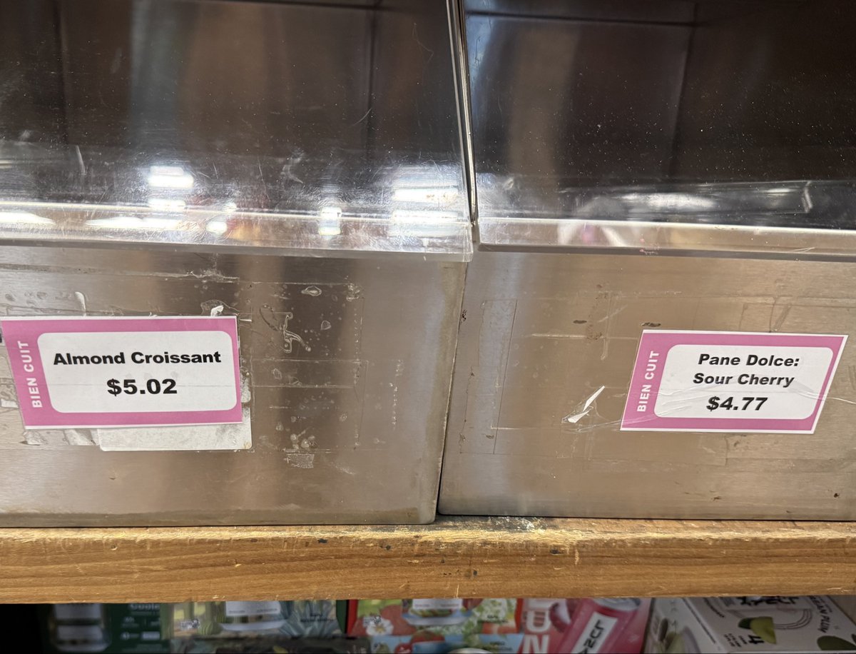 TanTanNYC's tweet photo. きのう久々Park Slope Food Coopのシフトだったんだけど、Bien Cut ってブルックリンのフレンチベーカリーのアーモンドクロワッサンが$5！コープは他より安く売ってるから、それでも$5かよと思って正規の値段調べたら$7〜$8.5だって！

食わんでエエわぃ🥐 https://t.co/C50AfkFIg9