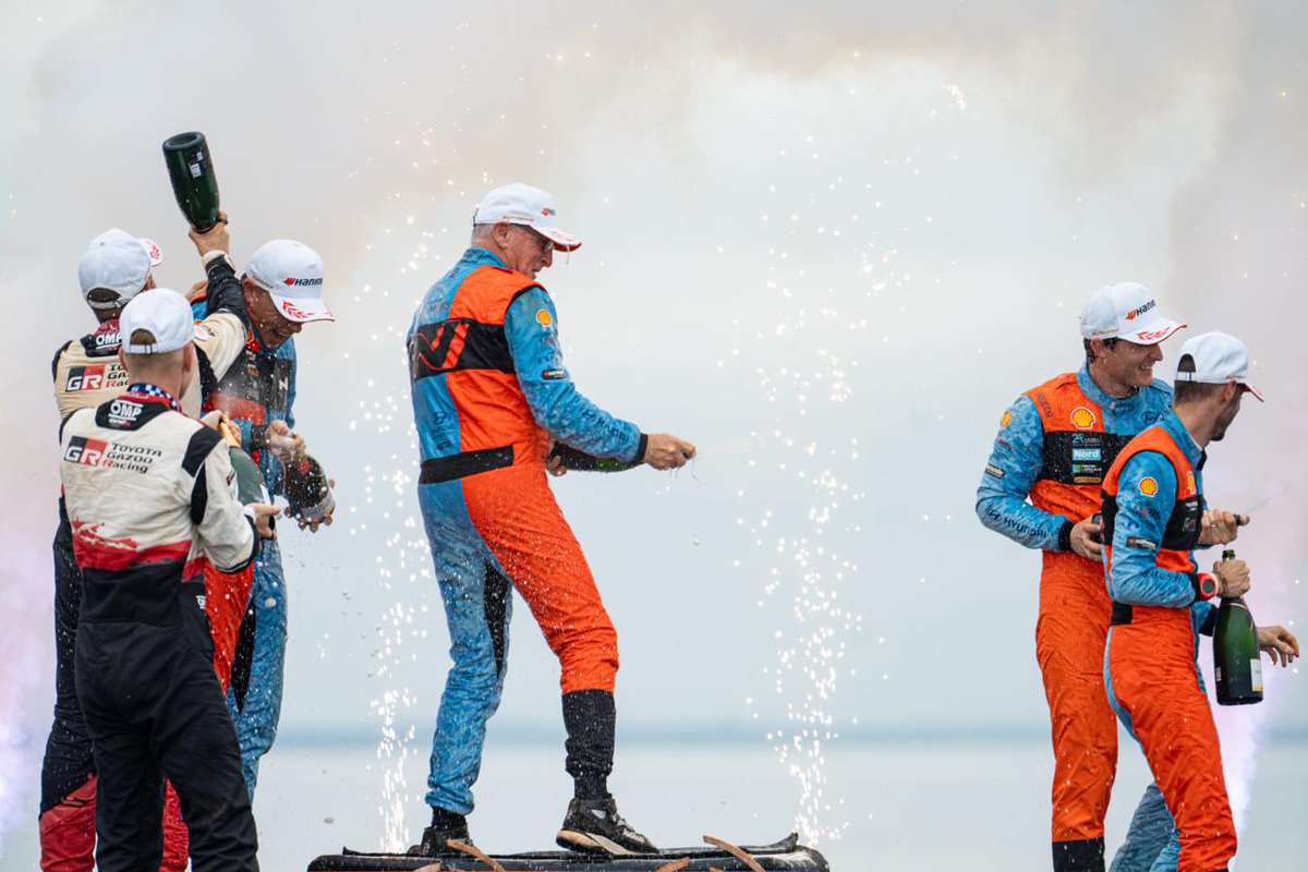 SantiPenap's tweet photo. Nuestra tierra roja volvió a desafiar a los mejores del mundo. Felicitaciones a Sami Pajari y Marko Salminen, campeones del WRC @officialrallypy. Dejaron todo en los caminos de Itapúa y conquistaron una de las pruebas más exigentes del Mundial.

Hoy levantan el Caskuchi, un trofeo hecho por manos paraguayas que representa nuestra identidad, nuestra cultura y el corazón de nuestra gente.

Se llevan una victoria enorme y, para siempre, un pedazo del Paraguay. ¡Felicitaciones, campeones! 🇵🇾