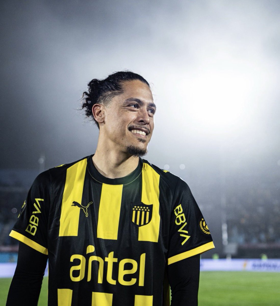 Gonza1891_'s tweet photo. No pueden pisar nunca mas una cancha de futbol con la camiseta de Peñarol puesta, jamas habia visto semejantes burros jugando en la saga de Peñarol, malos para todo, ni siquiera tienen la capacidad de pegarle para arriba porque hoy hasta eso hicieron mal una y otra vez, verguenza dieron, pero verguenza de verdad.