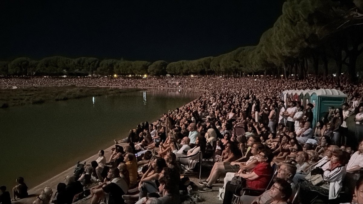 ajmanresa's tweet photo. 🎆 Milers de persones han seguit el Castell de Focs

🎶 Al ritme d’èxits de música catalana, la pirotècnia ha impressionat als assistents un any més https://t.co/leDq9mvI27