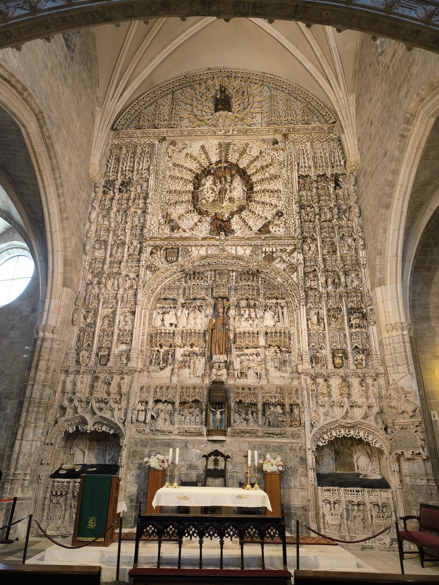 trastamara_ana's tweet photo. El retablo mayor de la Iglesia de San Nicolás de Bari en Burgos es una de las obras cumbres de la escultura del gótico tardío y la transición al Renacimiento en la Corona de Castilla. 

Desde una perspectiva histórico-artística y académica, representa el auge socioeconómico de la burguesía mercantil burgalesa a principios del siglo XVI y la consolidación estilística del taller de los Colonia.

El retablo fue financiado por el influyente comerciante burgalés Gonzalo López de Polanco y su esposa, Leonor de Miranda, quienes ostentaban el patronato de la capilla mayor. 

El testamento y las dotaciones de los Polanco no solo pagaron el retablo, sino que integraron sus propios sepulcros monumentales de alabastro dentro de la misma estructura del banco o predela, unificando el espacio litúrgico con el funerario.

La historiografía artística atribuye el diseño y la ejecución del retablo al taller de los Colonia, finalizándose hacia 1505 o 1506.

A diferencia de la tradición ibérica del retablo de madera policromada, este conjunto está labrado enteramente en piedra caliza de Hontoria de la Cantera, el mismo material empleado en la Catedral de Burgos. 

La utilización de la piedra caliza confiere al retablo una textura y un nivel de microarquitectura calada —filigrana ojival— que emula la obra de un orfebre, elevando la exigencia técnica del taller.

El aspecto actual del retablo es el resultado de un devenir histórico marcado por los cambios de gusto estético.

Inicialmente, las figuras contaban con ricas carnaciones, brocados aplicados y estofados en oro.

En el siglo XVIII, siguiendo el rigor ilustrado, se ejecutó una agresiva «limpieza» para eliminar el color original. Se buscaba dejar la piedra blanca al desnudo para imitar el mármol clásico, aplicando únicamente sutiles láminas metálicas de pan de oro bajo el concepto estético del "blanco y oro".

En el año 2000, una intervención integral estabilizó el soporte de piedra caliza afectado por humedades capilares y consolidó los restos históricos de su policromía, devolviéndole su legibilidad arquitectónica.

En última instancia, esta obra maestra trasciende su función puramente litúrgica para consolidarse como un monumento de autorrepresentación política y social. 

A través del mecenazgo de la familia López de Polanco, el retablo de San Nicolás de Bari ejemplifica cómo la pujante burguesía mercantil del Consulado del Mar instrumentalizó el arte sacro para legitimar su estatus y garantizar su memoria escatológica. 

Al fundir en una misma estructura pétrea el espacio devocional y el funerario, los Colonia lograron materializar plásticamente las aspiraciones de poder e inmortalidad de la élite burgalesa del norte peninsular.

#Burgos
#SanNicolásdeBari
#ArsMercatorum
