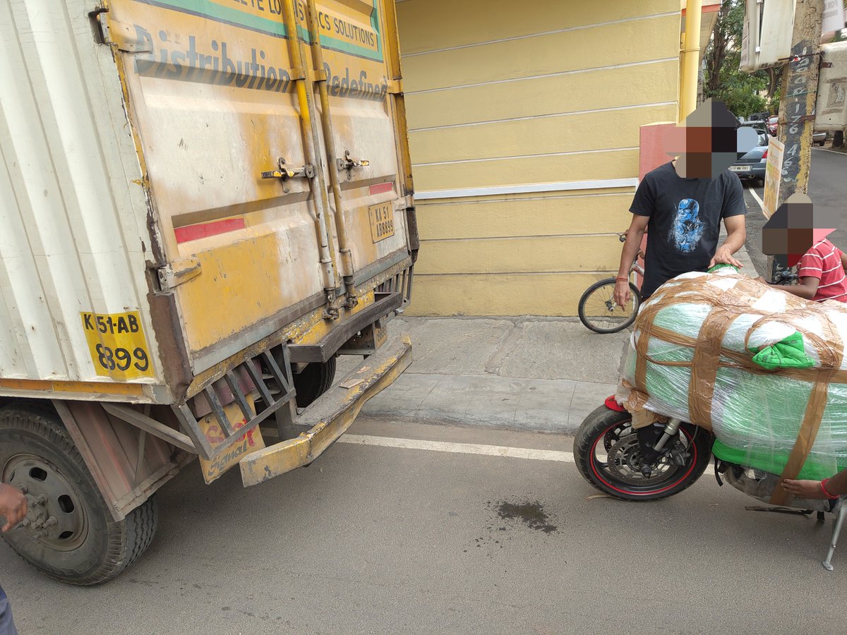 bipsblip's tweet photo. Never trust @Safexpress with a premium motorcycle. Before booking, I explicitly asked if they use a ramp. They promised they do &amp; assured "utmost care." They even used one at the origin hub to load my Triumph. But at delivery? Just 2 guys, a full-size truck, and NO RAMP. https://t.co/vAOkLfcgou