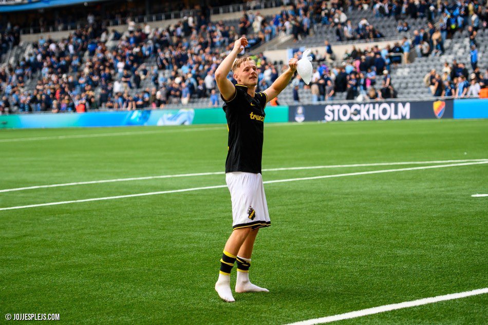 AnkiGustafsson1's tweet photo. Har landat hemma nu och scrollat igenom vart enda meddelande, varje socialt media och det enda jag möts av är stolthet, kärlek och lycka. Hur min lilla kille som älskat AIK så länge jag kan minnas och alltid alltid älskat att spela fotboll går in på NA idag i 79 minuten och avgör ett derby med ett helt sjukt enastående mål är något jag aldrig kommer glömma. Älskar dig Sixten av hela mitt hjärta. Lova mig att aldrig sluta drömma och lev ditt bästa liv ❤️