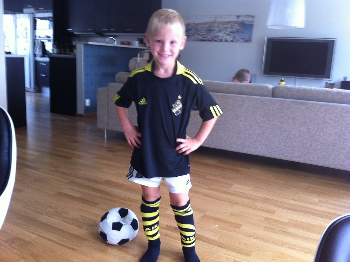 AnkiGustafsson1's tweet photo. Har landat hemma nu och scrollat igenom vart enda meddelande, varje socialt media och det enda jag möts av är stolthet, kärlek och lycka. Hur min lilla kille som älskat AIK så länge jag kan minnas och alltid alltid älskat att spela fotboll går in på NA idag i 79 minuten och avgör ett derby med ett helt sjukt enastående mål är något jag aldrig kommer glömma. Älskar dig Sixten av hela mitt hjärta. Lova mig att aldrig sluta drömma och lev ditt bästa liv ❤️