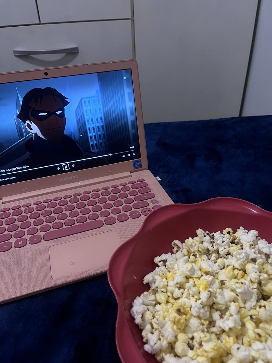 dvduuu's tweet photo. comendo uma pipoquinha com roupa de dormir assistindo a novela #batmantwt https://t.co/BssMnm0NSS