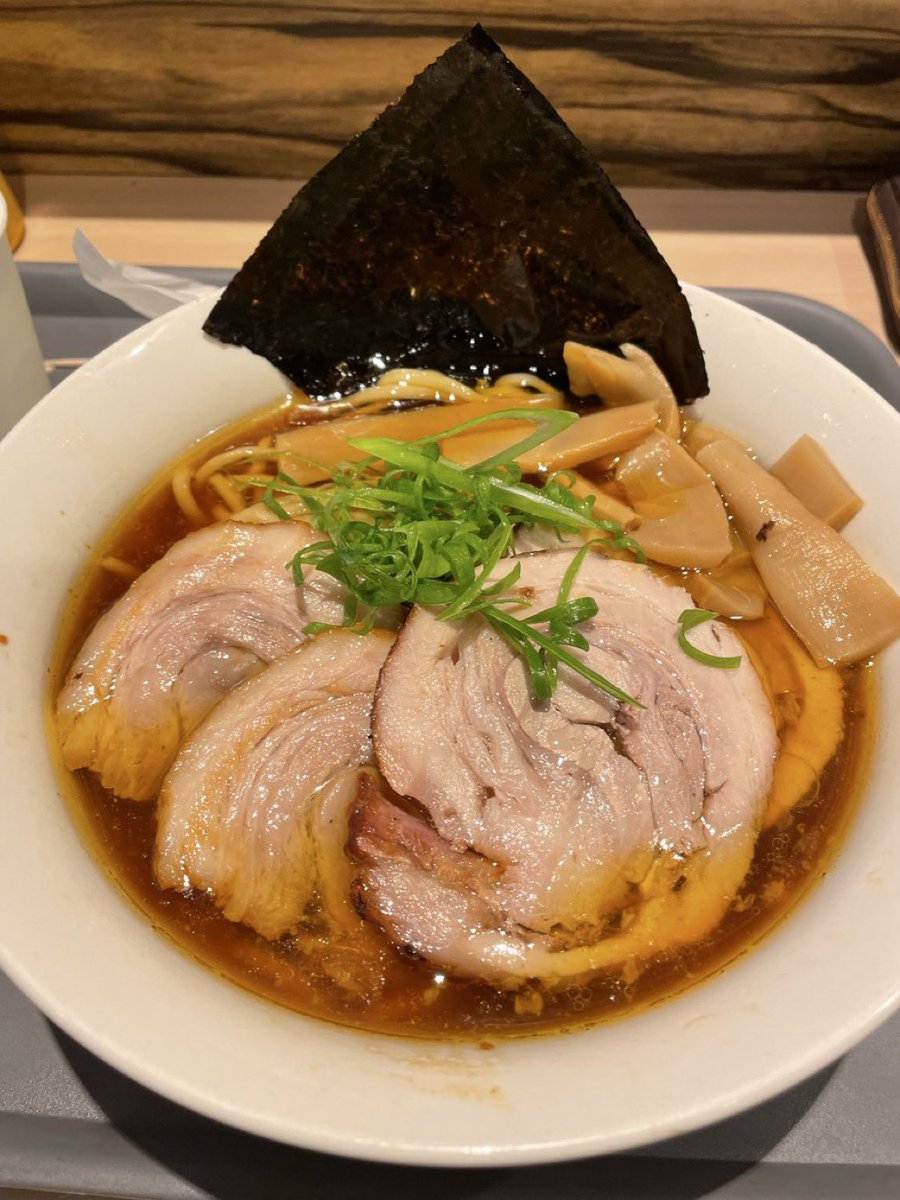 Yumedai2001's tweet photo. ２周年ありがとうございます！
皆さんのおかげです！

自分は不器用なので勘違いされたり
あいつはガラ悪いとか
例え何を言われたって
どう思われたって愛したラーメンの為
それ以外は何もなくて。
熊本のお客さんに美味いラーメン作る
この身体が尽きる時は厨房が良い。

益々精進です https://t.co/QDte12dqQJ