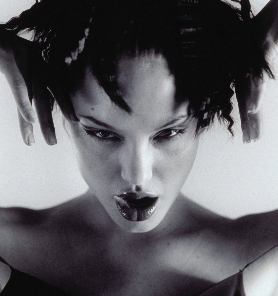 kycvntg's tweet photo. Angelina Jolie (1997) by Isabel Snyder https://t.co/qnCQDXriAR