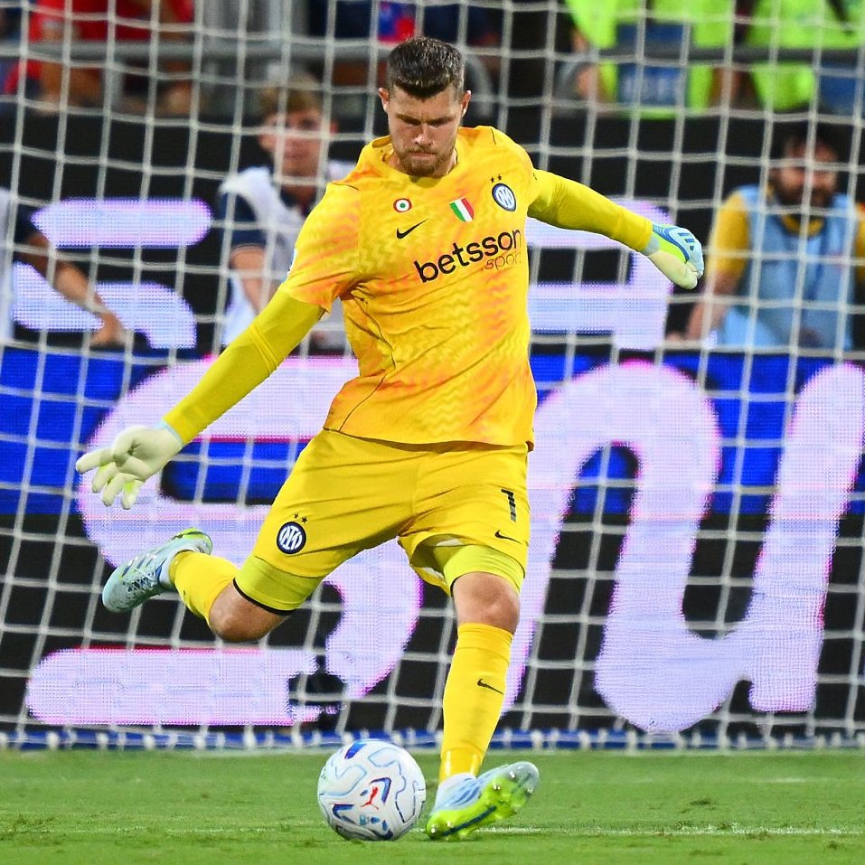 Inter_Xtra's tweet photo. 🇪🇸🎙️ Josep Martínez on Yann Bisseck's clutch block at the end of Cagliari-#Inter:

"I was right behind him, he didn't let me make the save! But that's okay, I'll thank him." @DAZN_IT https://t.co/glZR9uXkxu
