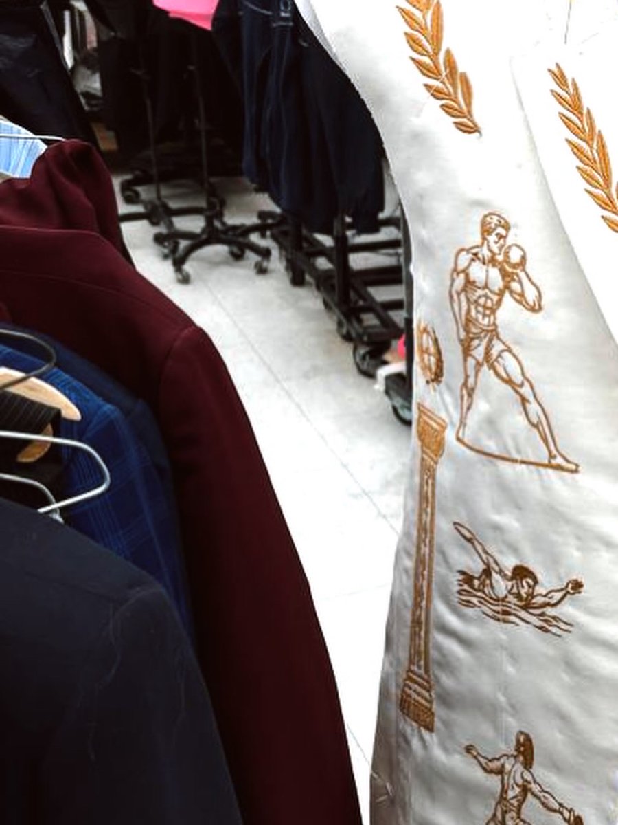 memo_schutz's tweet photo. Un poco de cómo llegará Memo a la gala.

Un diseño inspirado en los Juegos Olímpicos, los mosaicos antiguos y el espíritu de superación.

Casimir, bordados en oro viejo y laureles para celebrar el deporte, la historia y el triunfo.

👀 ya casi…

#LaCasaDeLosFamososMéxico https://t.co/jXc1IoBXpW