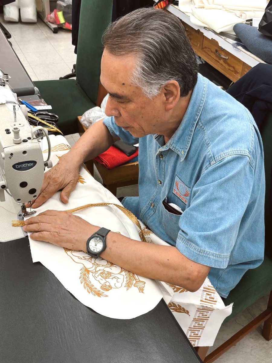 memo_schutz's tweet photo. Un poco de cómo llegará Memo a la gala.

Un diseño inspirado en los Juegos Olímpicos, los mosaicos antiguos y el espíritu de superación.

Casimir, bordados en oro viejo y laureles para celebrar el deporte, la historia y el triunfo.

👀 ya casi…

#LaCasaDeLosFamososMéxico https://t.co/jXc1IoBXpW