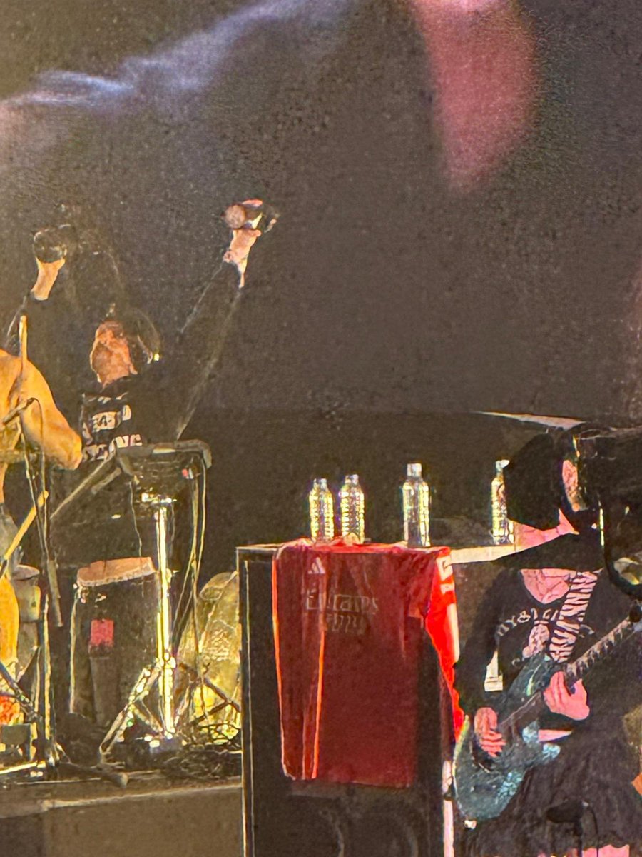 Fever_PitchFC's tweet photo. Franz Lyons, o baixista dos @TURNSTILEHC opta então por trazer uma camisola do @SLBenfica para o palco do @meokalorama https://t.co/aJyU8BqpxN