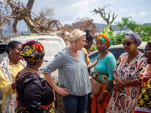 OlivierRimmel's tweet photo. "Bon les filles, je vous adore, vous savez, j'aime bien vos robes, votre poulet, votre pilao, votre mataba, tout ça, mais à partir du lundi 3 mai 2027, vous m'enlevez vos foulards, sinon mes gars vont vous prendre 135 balles, et c'est pas des tendres, je pourrais pas les tenir." https://t.co/drivCtIssn