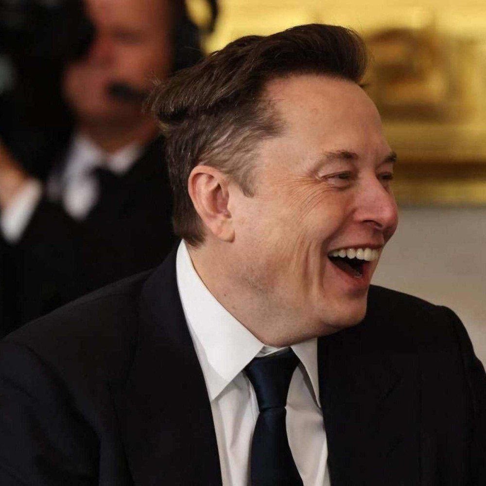 Teslacompaskff's tweet photo. Seeing Elon this happy, how do you feel? 😄
A) Happy 😊
B) Normal 😐
C) Inspired 🚀 https://t.co/iByauWzeEP