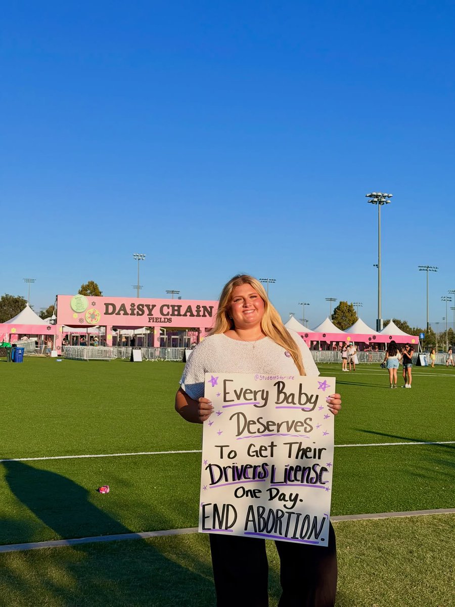 cazzuual's tweet photo. gorda papuda deforme sabrina TE ODIARÍA me queres decir que CHOTO hacés en un festival feminista con esos carteles providas asquerosos gorda de mierda gorda tenía que ser https://t.co/NAkn9auxnT