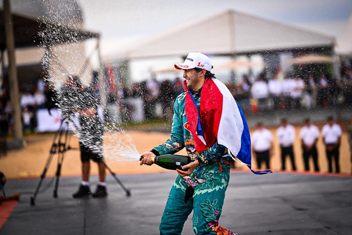 SantiPenap's tweet photo. 🇵🇾 ¡Historia paraguaya en nuestra tierra roja! Diego Domínguez se convirtió en el primer paraguayo en ganar el WRC2 en el @officialrallypy. ¡Una alegría gigante para todo un país!

Un triunfo que nos emociona y demuestra hasta dónde puede llegar el talento paraguayo cuando sueña en grande.

¡Felicitaciones, Diego! ¡Gracias por hacernos tan felices!