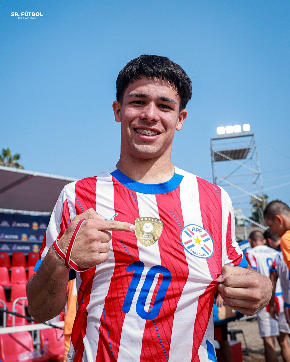 SrFutbolPy's tweet photo. Histórico, amigos. Paraguay APLASTÓ [5-0] a Brasil y SOSTUVO EL TÍTULO de la CONMEBOL Sub-20 de Fútbol de Playa. Baile absoluto en la Gran Final disputada en Perú, con Thiago Barrios como principal figura del equipo (marcó cuatro de los cinco tantos).

❤️🇵🇾 Felicidades, muchachos.