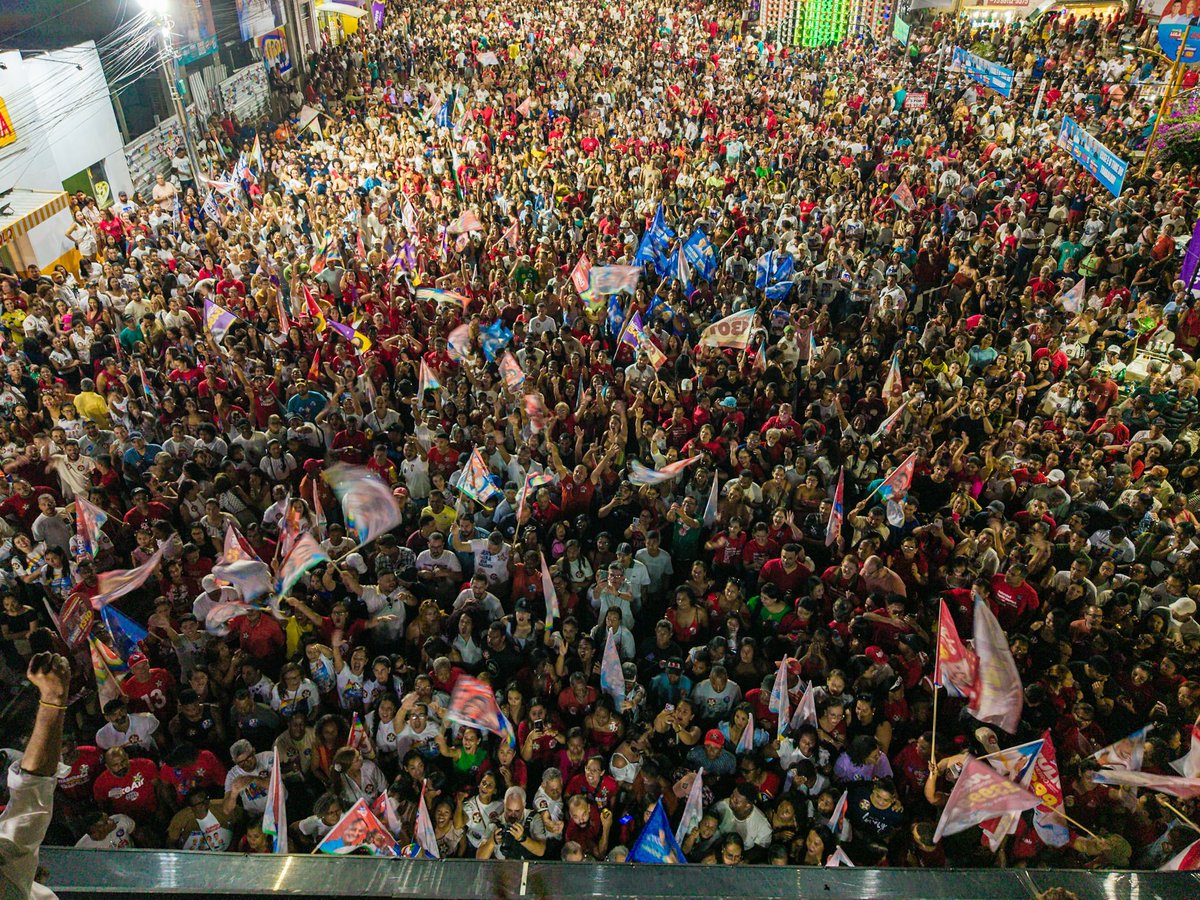 Jeronimoba13's tweet photo. Mar de gente no comício do Time de Lula em Itaberaba! ⭐️♥️ Tá lindo de ver! https://t.co/MsD70SlBUV