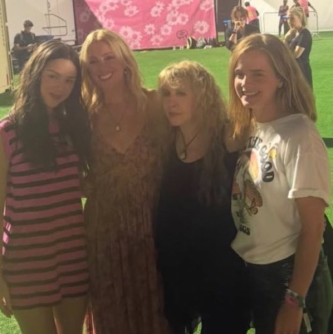 oliviarodrbr's tweet photo. Olivia Rodrigo com Stevie Nicks, Sarah McLachlan e Emma Watson nos bastidores do Daisy Chain Fields. https://t.co/17fQGGeeJb