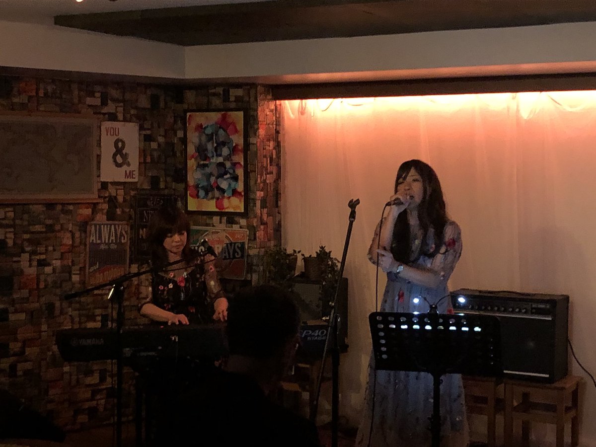 chileokubo's tweet photo. 夜は練馬FAMILYでライブ観戦。

パワフル美声のKATO君、アンニュイとワチャワチャが絶妙バランスのむさしのこまち、FAMILYで聴く「日常」はマジたまらんみかちょん、初登場でも変わらない盛り上げ番長っぷり能條君、素晴らしき歌声と音世界のアカリノートさん。

いやぁ、酔った酔った。 https://t.co/v8U46ekr5z