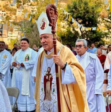 vonoticiasmx's tweet photo. En el Día Internacional de las Víctimas de Desapariciones Forzadas, el arzobispo de Acapulco recuerda: las personas desaparecidas son seres humanos, con historias y familias que exigen verdad y justicia. Llama a prevenir riesgos y proteger datos en redes. #Acapulco #DerechosHumanos #Desaparecidos