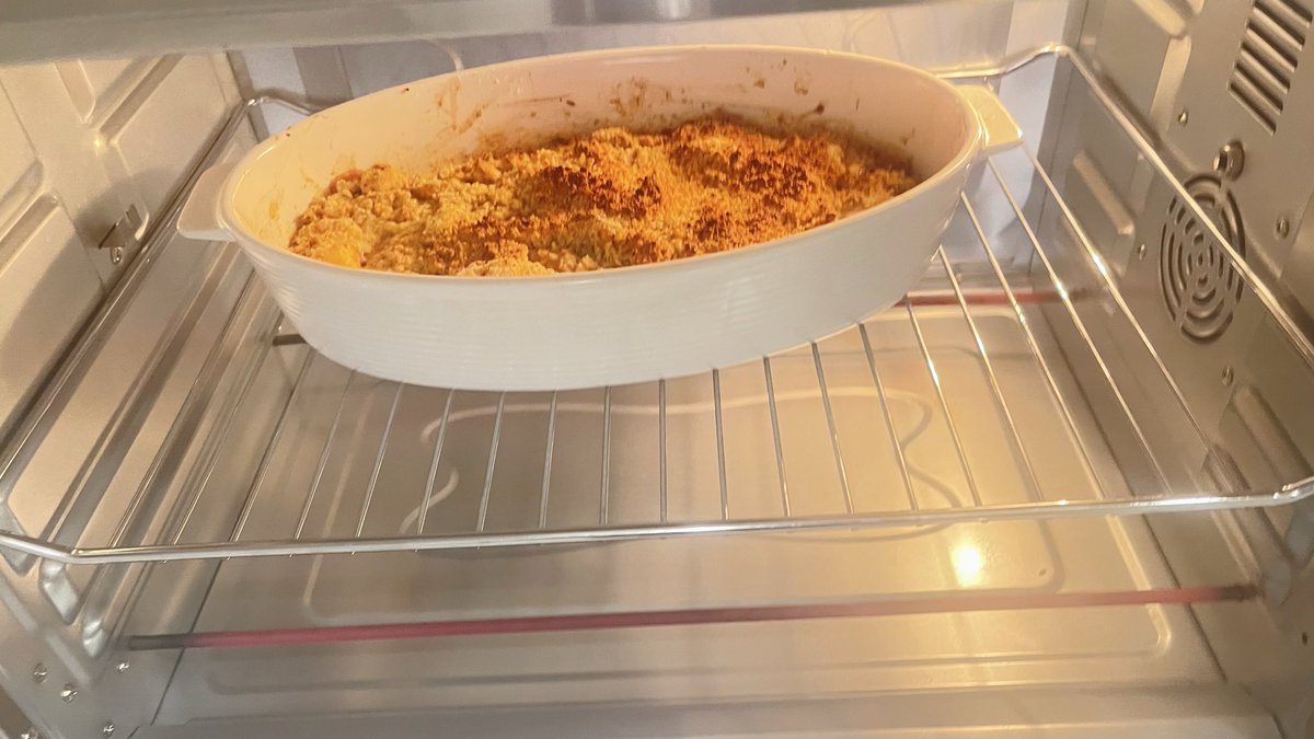 shikhAlz's tweet photo. -فطيرة الخوخ بعد منتصف الليل- 
شيء سويته عشاني حنيّت لليالي الشتاء 🥧🧈🍑 https://t.co/Iu2MboUT2Y
