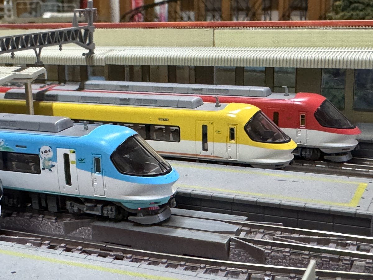 sada_station's tweet photo. 作った近鉄23000系ミジュマルライナーは水色を塗装しデカールと組合せました。以外に座席番号表示など小さい部分も目立つのでしっかり再現しています https://t.co/vV1ScSPtf2