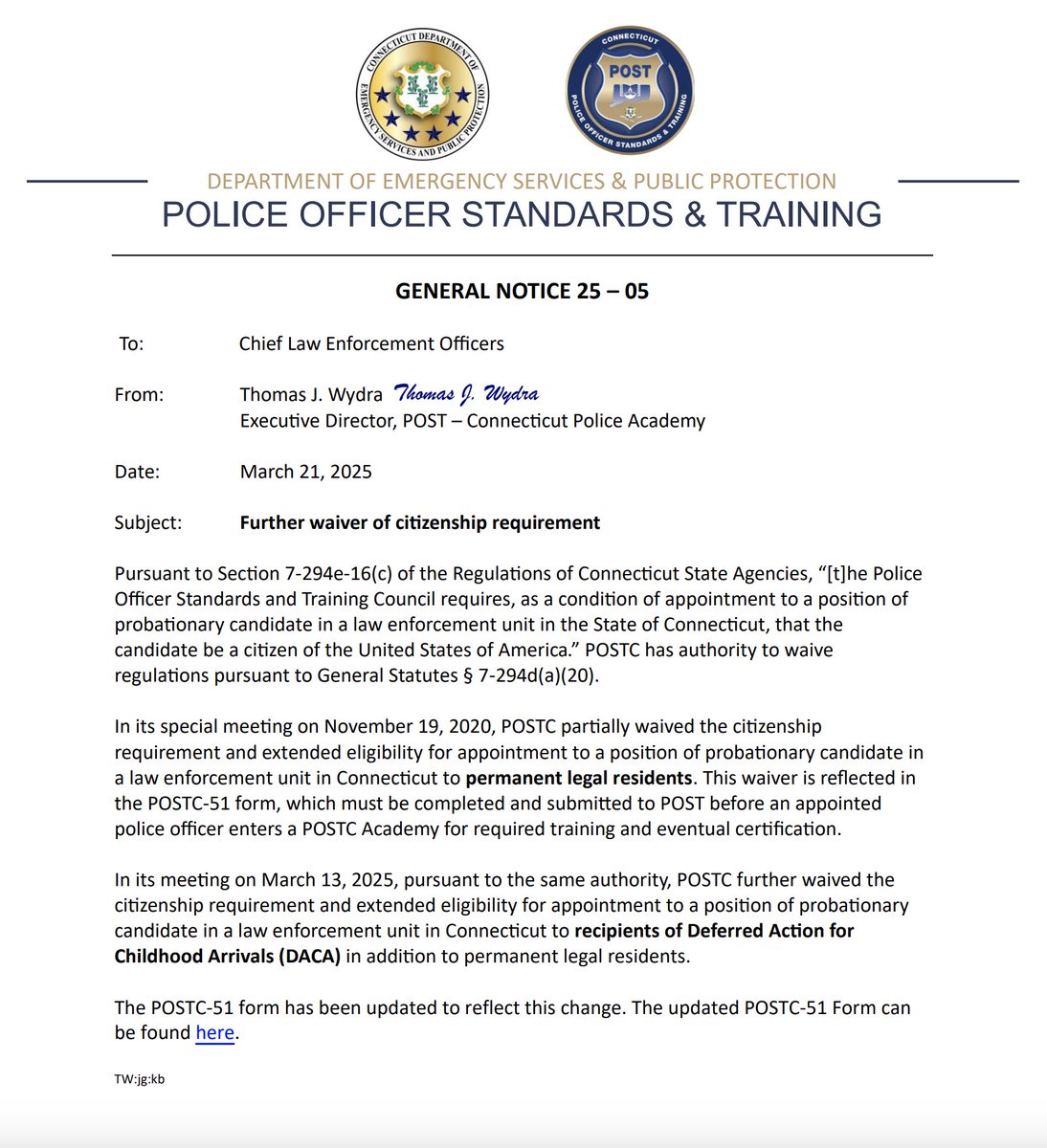 CTCentinal's tweet photo. this was news to us @bluelivesmtr ... 

you would think that US citizenship would be a basic requirement in order to become a police officer, but apparently connecticut is special. https://t.co/n5ZPYDWbeL
