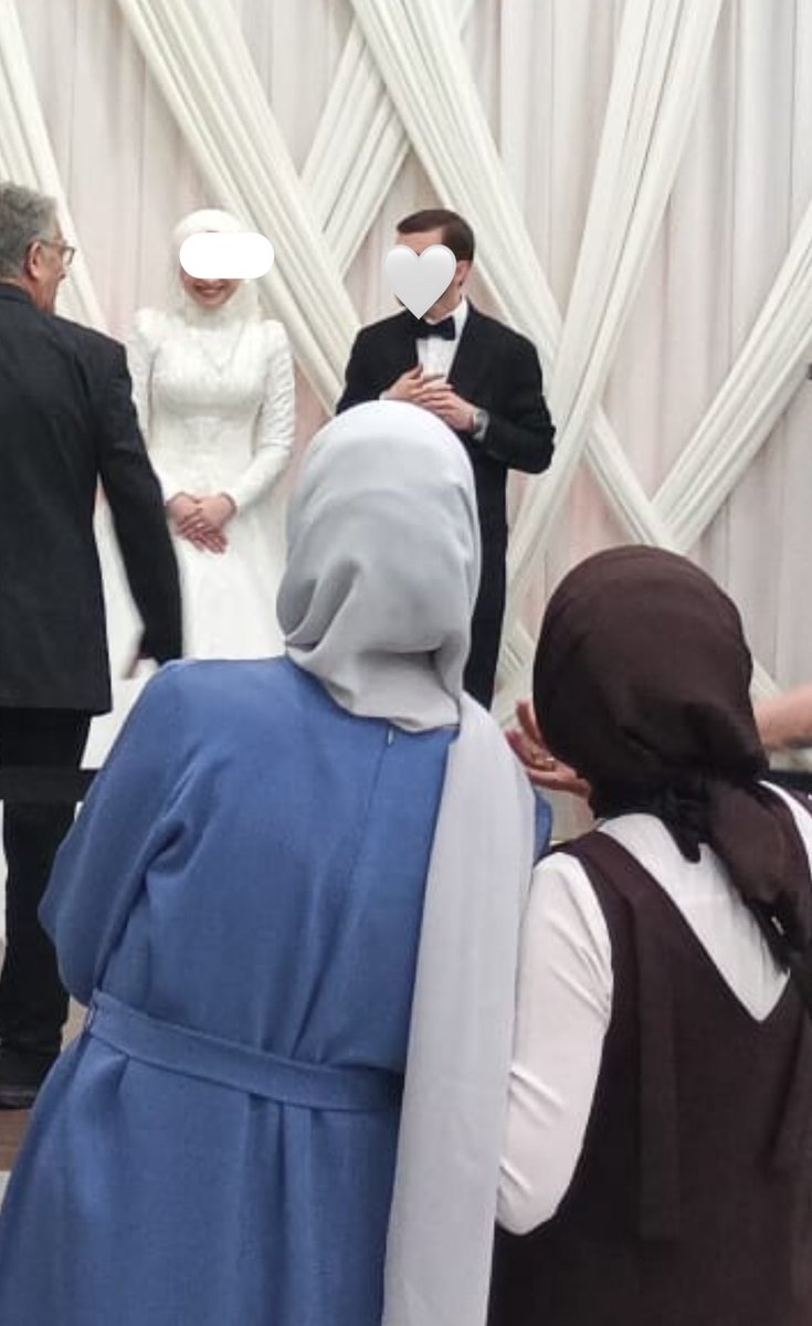 sacar_b's tweet photo. babamlar beni bırakıp dönecekleri için nikahımda ağlamıştım şu iki kız beni güldürmüştü 😭🤍 https://t.co/qqi9hjrcpa