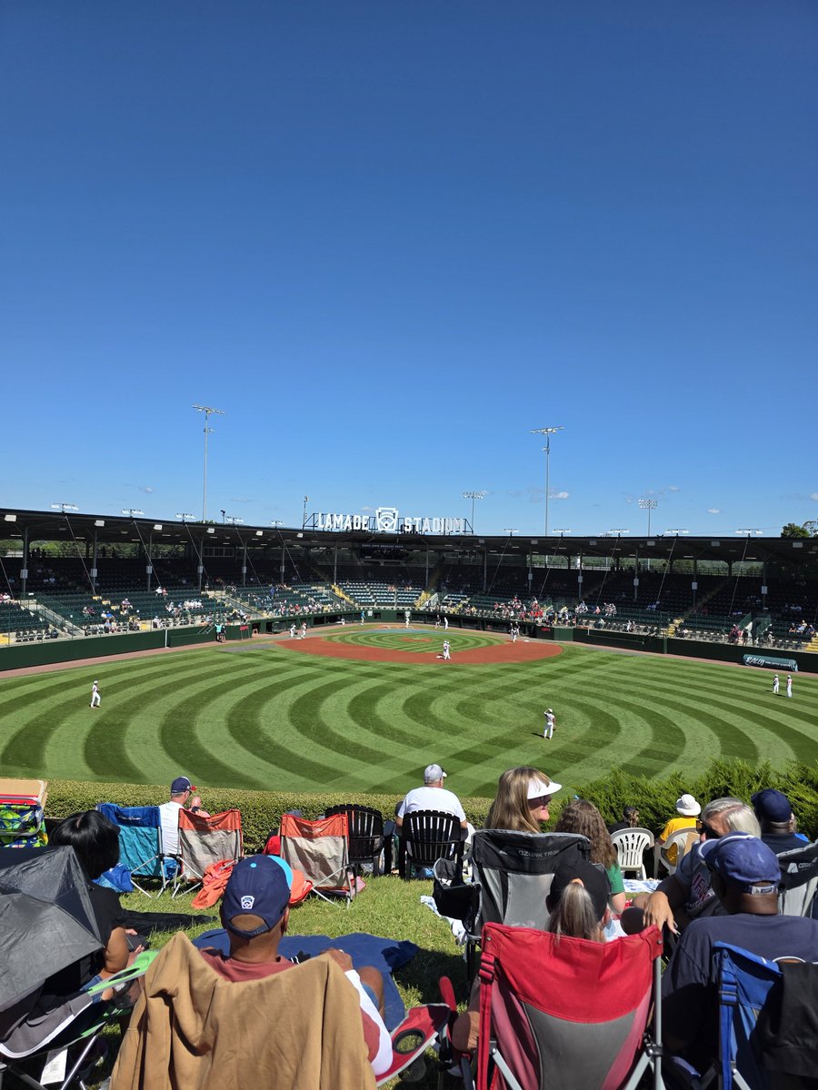 RAnderson73845's tweet photo. Fulfilled a bucket list item at the LLWS . A blast great crowd and good job by the kid's https://t.co/pnQRWLFKpE