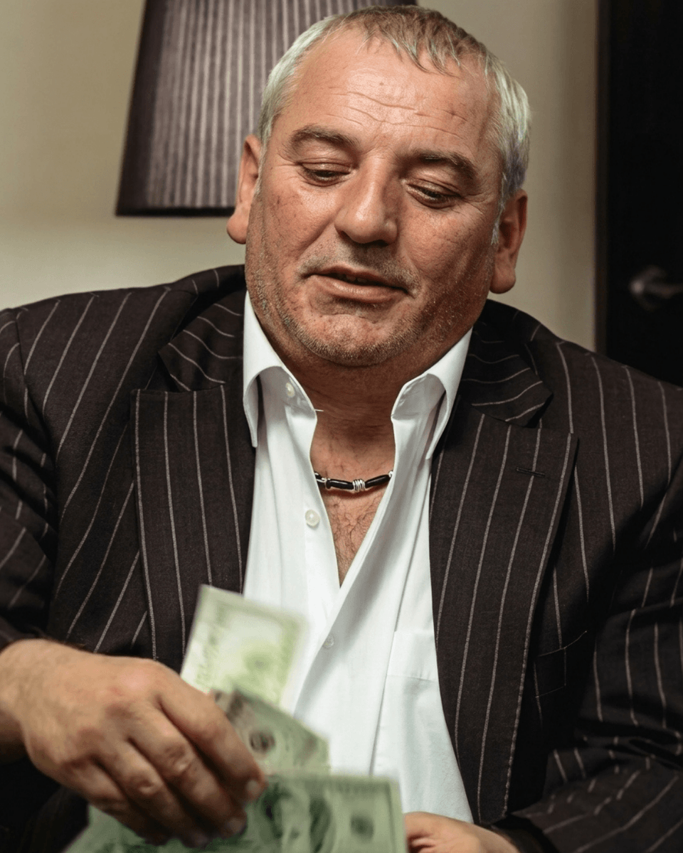 bosunatiklama's tweet photo. Oyuncu Abidin Yerebakan: "Kimse kumarın yanından bile geçmesin.

Arkadaşlarla casinoya girdik. Ben 100 dolar attım, tık tık yapıyorum. Besim Tibuk, mekanın sahibiymiş, yanına çağırdı.

Dedi ki: 'Casinoyu ve oteli gördün, değil mi? Ben bu kadar parayı "Abidin gelsin de paramı alsın." diye mi yaptım? Buradan para götüremezsiniz oğlum.' dedi."