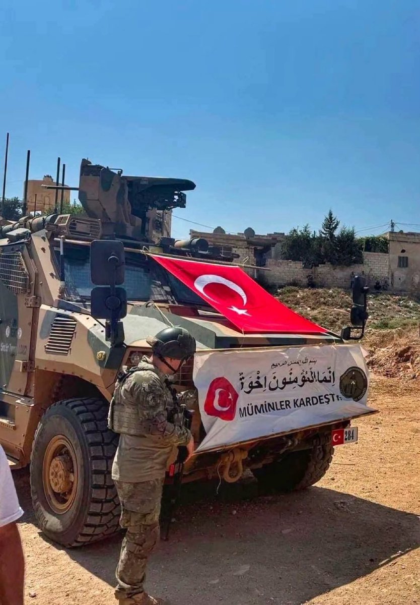 ShamiRebel's tweet photo. This is how Türkiye 🇹🇷 enters Syrian territory:

By displaying the Quranic verse

"Verily the believers are brothers."

and I think that's beautiful!

💚 ⚔️ ⚖️ 🕌 https://t.co/1hsML9unva