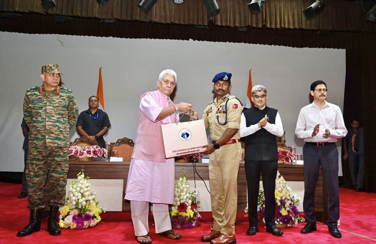 KoshurCanvas's tweet photo. Proud to see SSP Srinagar Dr. G.V. Sundeep recognised for his leadership and the collective efforts of Srinagar Police in ensuring a safe, smooth and peaceful Yatra. 🙏

@SrinagarPolice @DrGVSundeep_IPS https://t.co/HIDjlSDZWl