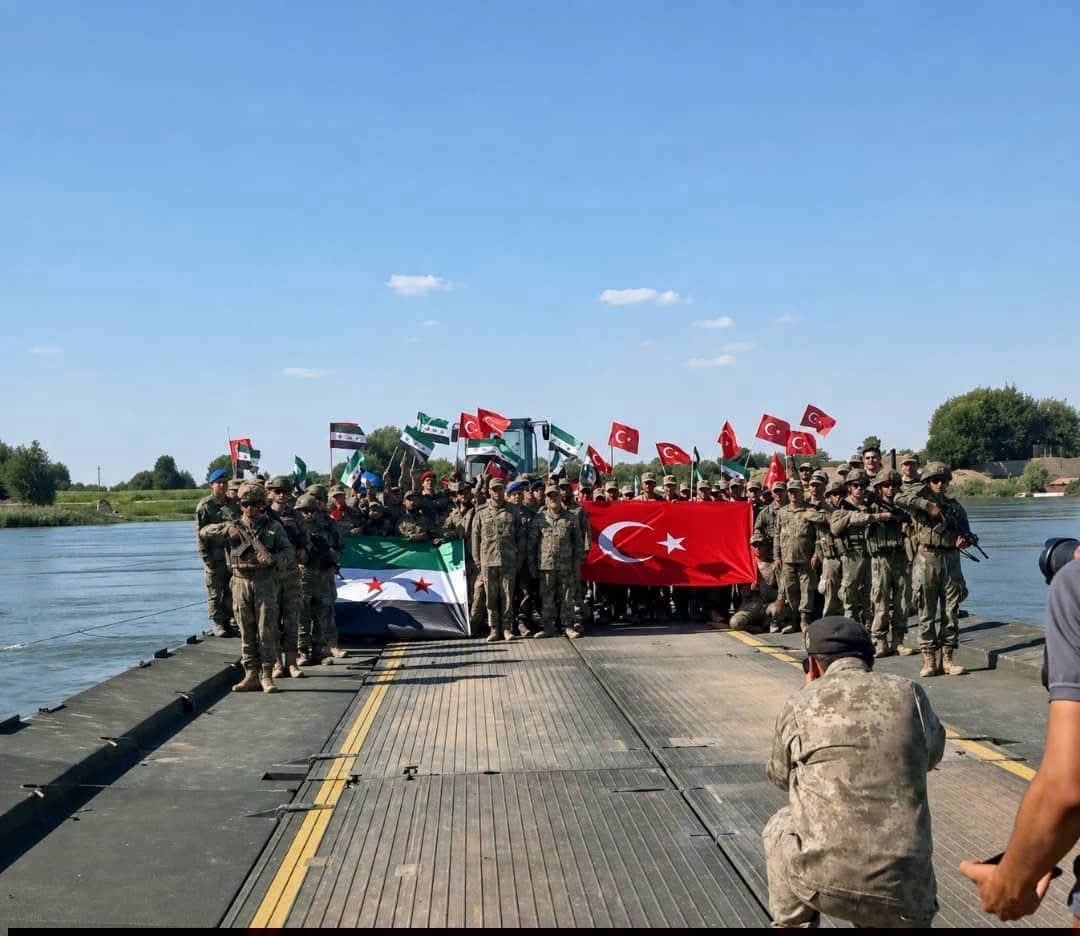 ShamiRebel's tweet photo. This is how Türkiye 🇹🇷 enters Syrian territory:

By displaying the Quranic verse

"Verily the believers are brothers."

and I think that's beautiful!

💚 ⚔️ ⚖️ 🕌 https://t.co/1hsML9unva