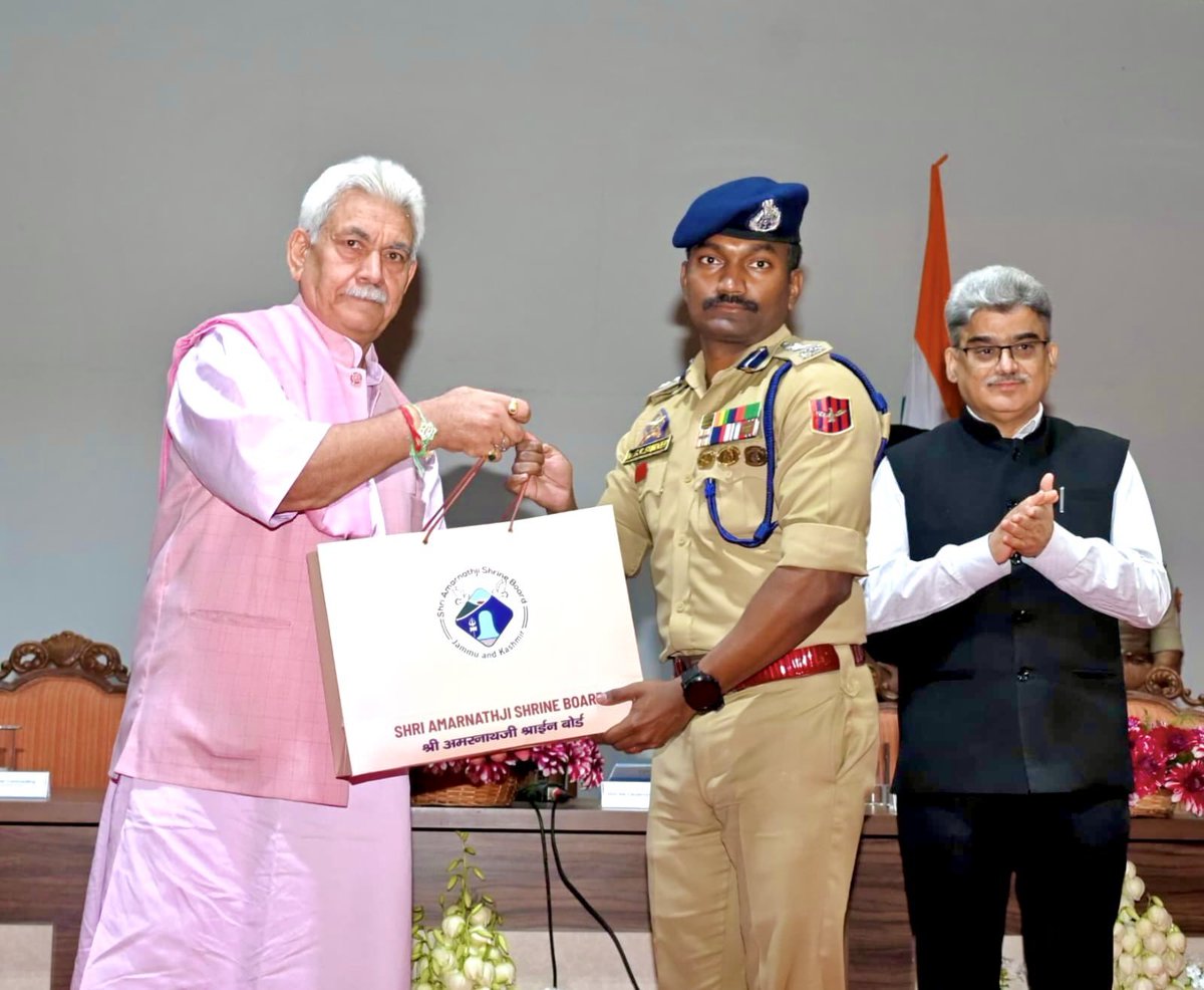 KoshurCanvas's tweet photo. Proud to see SSP Srinagar Dr. G.V. Sundeep recognised for his leadership and the collective efforts of Srinagar Police in ensuring a safe, smooth and peaceful Yatra. 🙏

@SrinagarPolice @DrGVSundeep_IPS https://t.co/HIDjlSDZWl