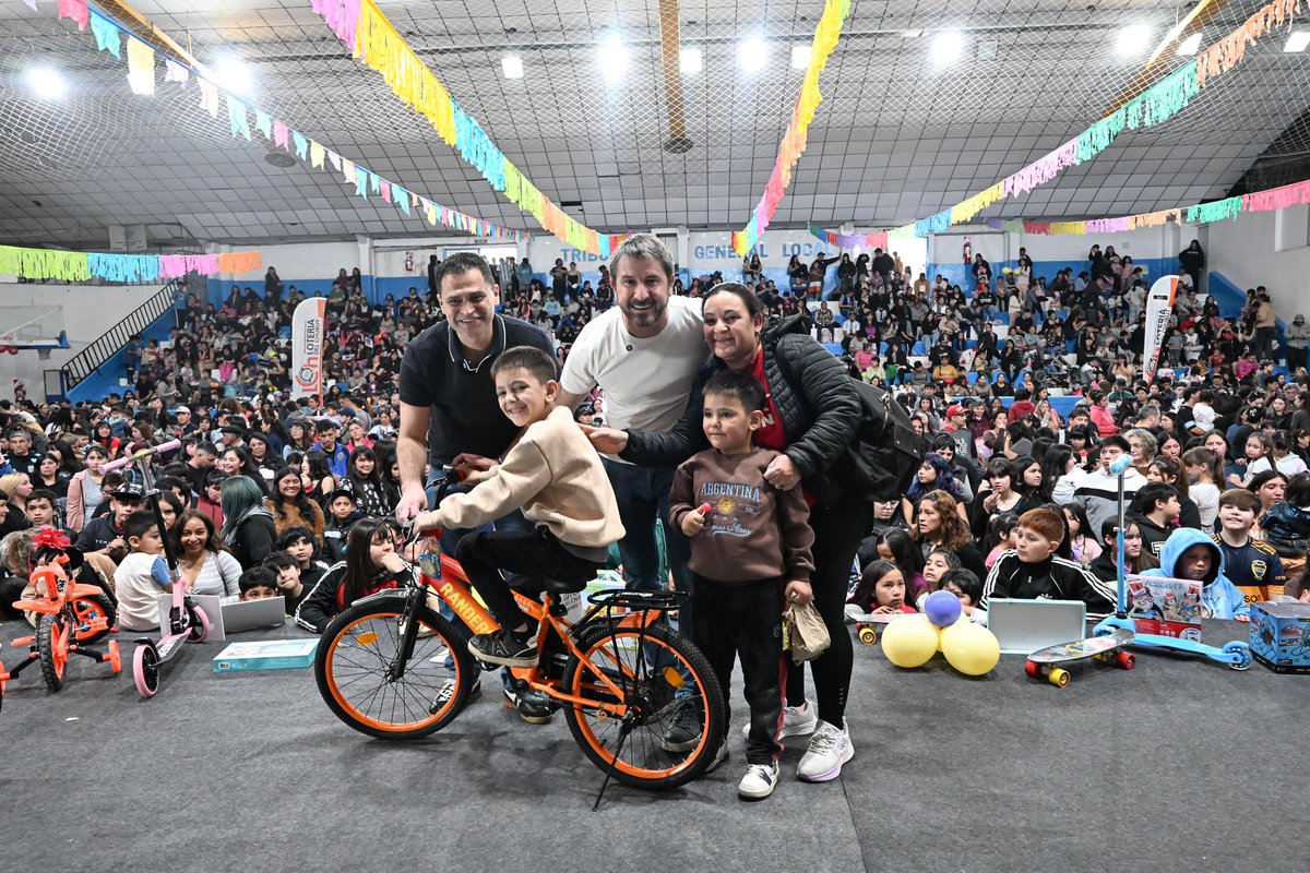 gerardomerinotw's tweet photo. HOY CELEBRAMOS EL DÍA DE LAS INFANCIAS 🎈

El Gimnasio Municipal N.º 1 estuvo repleto de familias, chicos, juegos, sorteos y mucha alegría. Cientos de vecinos se acercaron para compartir una tarde pensada especialmente para los más chicos.

Junto a Lotería del Chubut preparamos una jornada gratuita para que pudieran divertirse, jugar y ser protagonistas, y para que las familias tuvieran un espacio para encontrarse y disfrutar en #Trelew.

Gracias a @RamiroPuelo , a todo el equipo de Lotería y a quienes trabajaron para hacerlo posible. Y, especialmente, gracias a cada familia que se acercó y fue parte.

Una tarde increíble para disfrutar en familia y celebrar como se merecen.