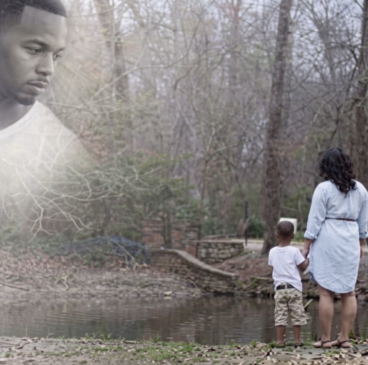 Averysurge's tweet photo. Her husband passed away, so the photographer recreated the vision of him being there with them 🥺❤️ https://t.co/HiQSFtdTWF