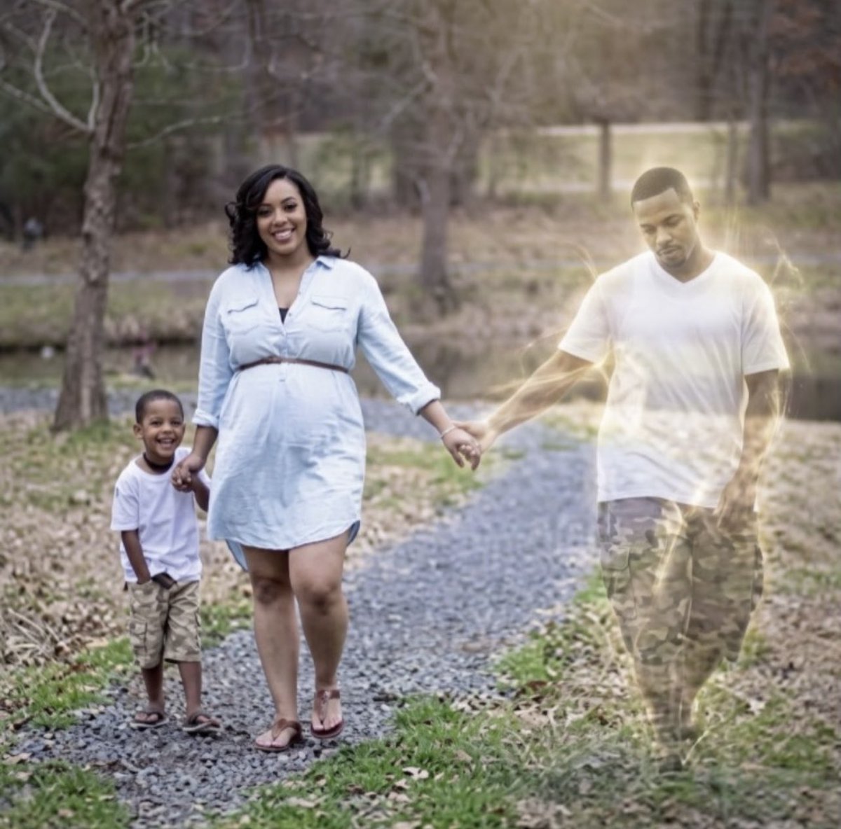 Averysurge's tweet photo. Her husband passed away, so the photographer recreated the vision of him being there with them 🥺❤️ https://t.co/HiQSFtdTWF
