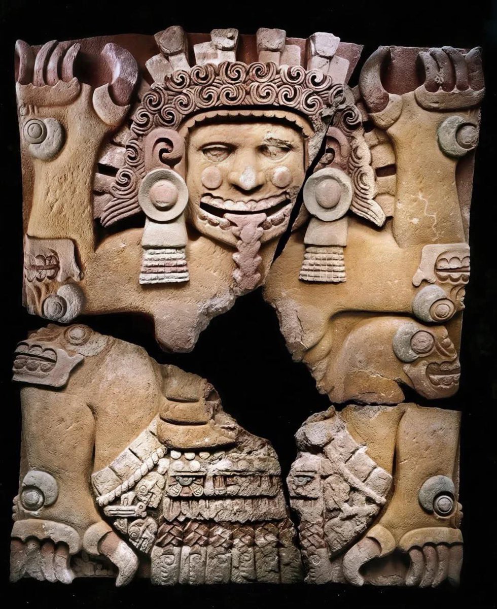 EspirituCurioso's tweet photo. La escultura mexica más grande encontrada en Tenochtitlan estuvo enterrada durante más de 500 años y pesa alrededor de 12 toneladas.

Se llama Tlaltecuhtli y fue descubierta el 2 de octubre de 2006, en el predio de las Ajaracas, frente al Templo Mayor, en pleno Centro Histórico de la Ciudad de México. 

Cuando los arqueólogos comenzaron a liberarla, apareció una pieza monumental de 4.17 metros de largo por 3.62 de ancho y apenas 37 centímetros de espesor. Estaba fragmentada en cuatro grandes partes, pero aun así conservaba una cantidad extraordinaria de detalles y restos de su policromía original. 

Y aquí viene uno de los detalles más sorprendentes.

Los mexicas no la dejaron con la apariencia de piedra desnuda que vemos hoy en muchas esculturas prehispánicas. Tlaltecuhtli estaba pintada con rojo, ocre, azul, blanco y negro. Los estudios de conservación encontraron restos de esos pigmentos y revelaron parte de la paleta que utilizaban los mexicas para decorar sus imágenes religiosas. 

La pieza fue tallada en andesita de lamprobolita, una roca volcánica, y su conservación fue tan delicada que los especialistas tuvieron que controlar cuidadosamente la humedad desde el momento de su descubrimiento. El suelo húmedo donde permaneció enterrada durante siglos había ayudado a conservar sus pigmentos, pero un secado demasiado rápido podía provocar que se desprendieran. 

Por eso comenzó un largo proceso de restauración. Los cuatro fragmentos fueron trasladados a un laboratorio temporal en 2007 y, después de varios años de trabajos de limpieza, análisis y estabilización de los pigmentos, llegaron al Museo del Templo Mayor en 2010. Desde entonces recibe monitoreo y cuidados constantes. 

Pero lo que representa Tlaltecuhtli es todavía más impresionante.

La figura aparece con brazos y piernas flexionados, garras en lugar de manos y pies, cráneos en las articulaciones, el cabello enmarañado y una boca abierta de la que sale una lengua ensangrentada. Su postura ha sido interpretada como la de una mujer durante el parto.

No es una contradicción. Para los mexicas, Tlaltecuhtli estaba relacionada tanto con la generación de la vida como con la muerte. La tierra recibía a los muertos, pero también era la que hacía posible el nacimiento y la regeneración. Por eso esta representación reúne dos ideas que hoy solemos separar: dar vida y devorar a los muertos. 

La pieza también guarda una pista que ha provocado décadas de investigación. Entre una de sus garras aparece un glifo calendárico que puede leerse como 10 Conejo, correspondiente al año 1502. Ese fue precisamente el año de la muerte de Ahuítzotl, uno de los gobernantes más importantes del imperio mexica. 

La escultura se asocia con la etapa final de Tenochtitlan y suele fecharse alrededor de 1502, durante el periodo comprendido entre 1502 y 1521. 

Y debajo de ella había algo todavía más interesante.

Al retirar el monolito, los arqueólogos pudieron explorar el espacio que se encontraba debajo y localizaron la llamada Ofrenda 126, uno de los depósitos rituales más extraordinarios encontrados en el Templo Mayor. Contenía más de 12 mil elementos, entre restos de animales, objetos de piedra, conchas y otros materiales utilizados en ceremonias mexicas. 

Hoy, aquella enorme figura que permaneció oculta durante siglos puede verse en el vestíbulo del Museo del Templo Mayor.

Y cada vez que la miramos, hay algo que vale la pena recordar: los mexicas no concebían a la tierra simplemente como el lugar donde vivían. La entendían como una fuerza capaz de alimentar, crear, recibir a los muertos y devolver la vida.

Espíritu Curioso, después de conocer todo lo que representa Tlaltecuhtli, ¿qué es lo que más te sorprende de esta impresionante pieza arqueológica?

📸 IG: museodeltemplomayor