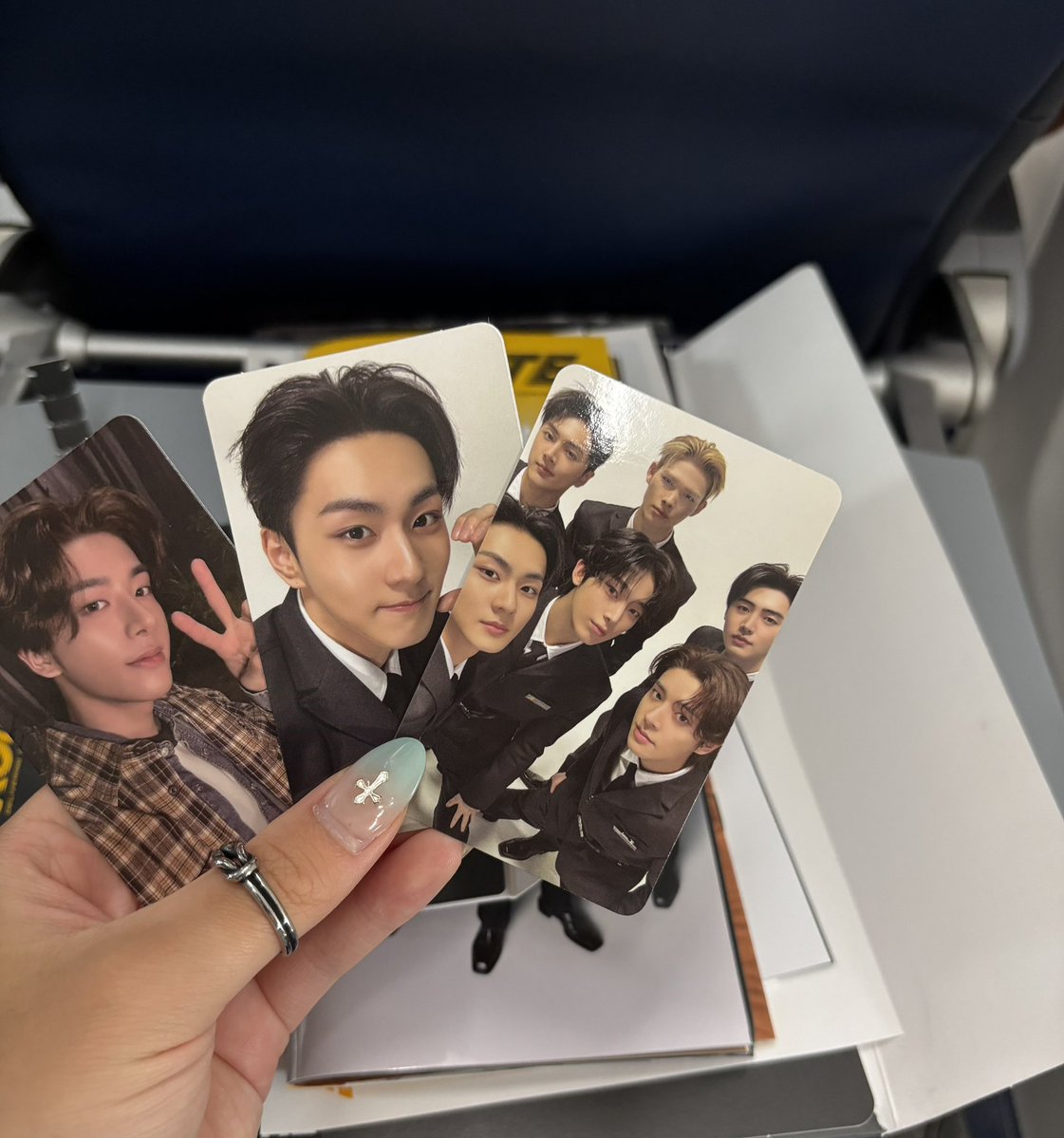 kjina_a's tweet photo. quick unboxing on the plane hehe >< https://t.co/ILXkgXsj0m
