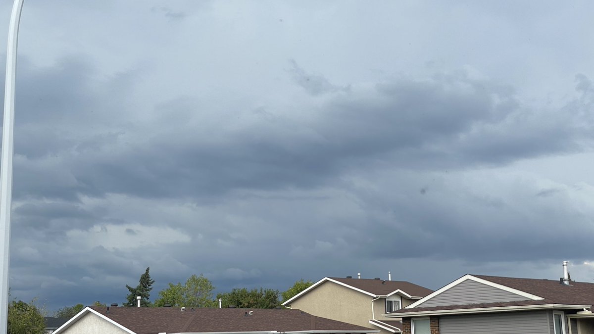 MorganLaidler's tweet photo. This looks like that on radar. 

It’s currently over Fort Saskatchewan. 

#yegwx #abstorm https://t.co/HBHxo3g9p5