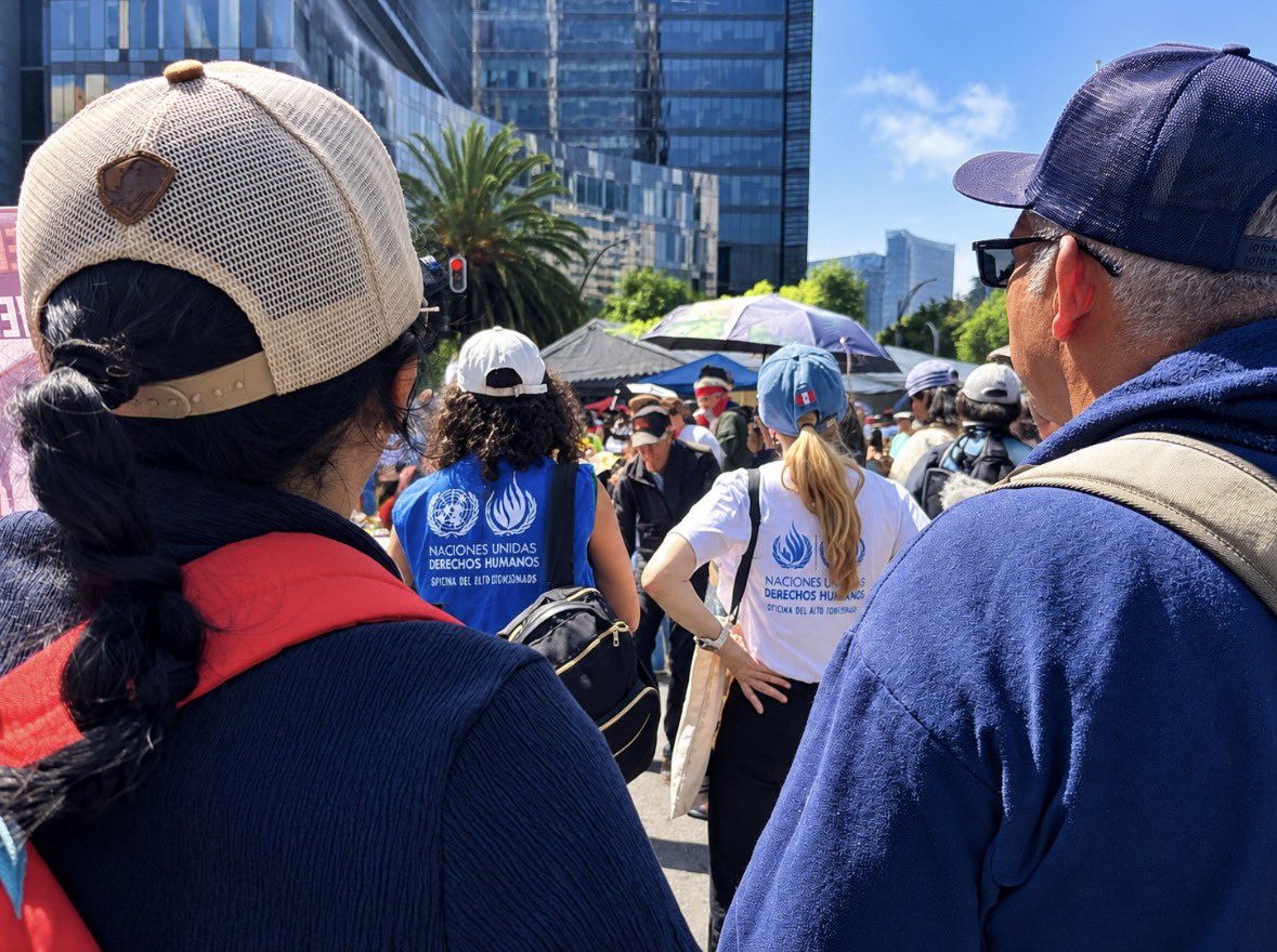 ONUDHmexico's tweet photo. 1/2 Acompañamos diversas actividades impulsadas por familias de personas desaparecidas en #CDMX, con motivo del Día Internacional de las Víctimas de #DesaparicionesForzadas.
Reconocemos la labor incansable de las familias buscadoras por encontrar a sus seres queridos y avanzar hacia la verdad y la justicia.
Valoramos los esfuerzos institucionales para prevenir las desapariciones y garantizar los derechos de las víctimas. Alentamos a la sociedad a seguir respaldando a quienes buscan.