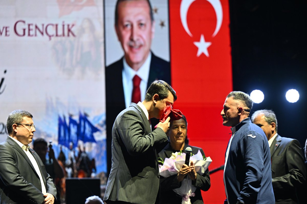 TC_UsakValiligi's tweet photo. Büyük Zafer’in Coşkusunu Hep Birlikte Yaşadık 

Valiliğimiz tarafından 30 Ağustos Zafer Bayramı’nın 104’üncü yıl dönümü dolayısıyla düzenlenen konser programında, sevilen sanatçı Mustafa Yıldızdoğan sahne aldı.

Millet Bahçesi’ni dolduran hemşehrilerimiz, Mustafa Yıldızdoğan’ın seslendirdiği birbirinden güzel eserlerle Büyük Zafer’in gururunu ve 30 Ağustos’un eşsiz coşkusunu hep birlikte yaşadı.

Ay yıldızlı bayraklarımızın dalgalandığı, Millî Mücadele ruhunun ezgilerle yeniden hissedildiği bu anlamlı gecede; zafer sevincimize ortak olan, meydanı coşkusuyla dolduran tüm hemşehrilerimize gönülden teşekkür ediyoruz.

Birlik ve beraberlik içinde, aynı gurur ve aynı heyecanla nice zafer yıl dönümlerine!