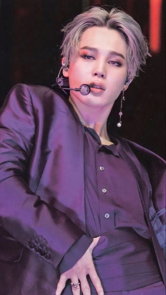l4ukoomi's tweet photo. Quick pick one : purple filter Jimin or red filter Jimin ? https://t.co/SwljQnTfuI
