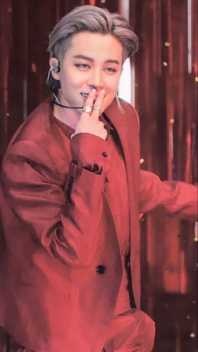 l4ukoomi's tweet photo. Quick pick one : purple filter Jimin or red filter Jimin ? https://t.co/SwljQnTfuI