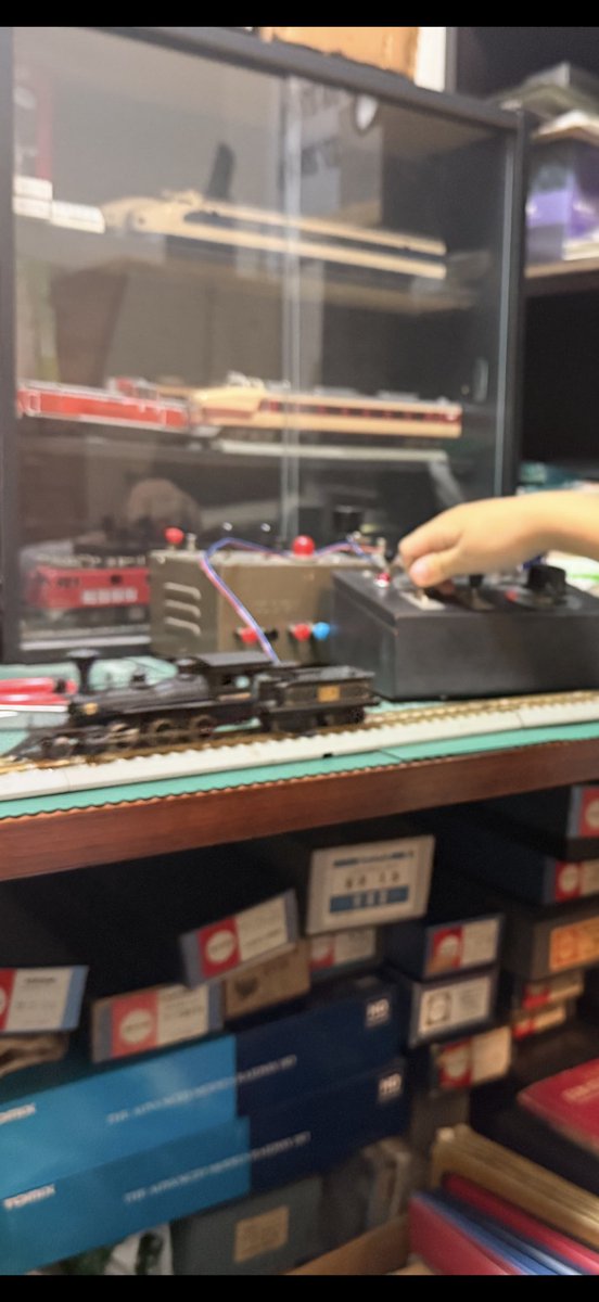3dmsMasa0316's tweet photo. めっちゃピンぼけしてるけど父親所有のHOゲージの機関車を息子と久しぶりに動かしてみた。重厚感あるしよく出来てるねぇ
#HOゲージ　#天賞堂 https://t.co/syWYAuYz84